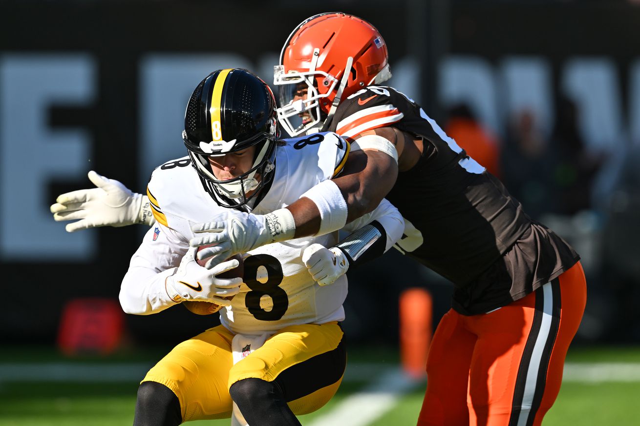 Pittsburgh Steelers v Cleveland Browns